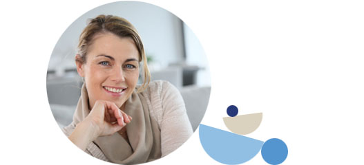 chica mirando a cámara, sonriente, sentada en el sofá de su casa