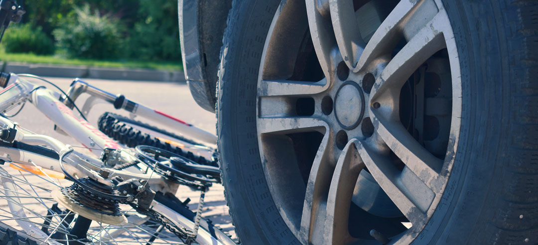Coche atropellando una bicicleta