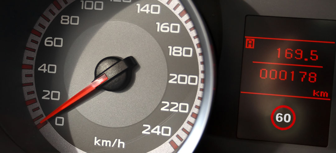 Velocímetro de un coche marcando los kilómetros