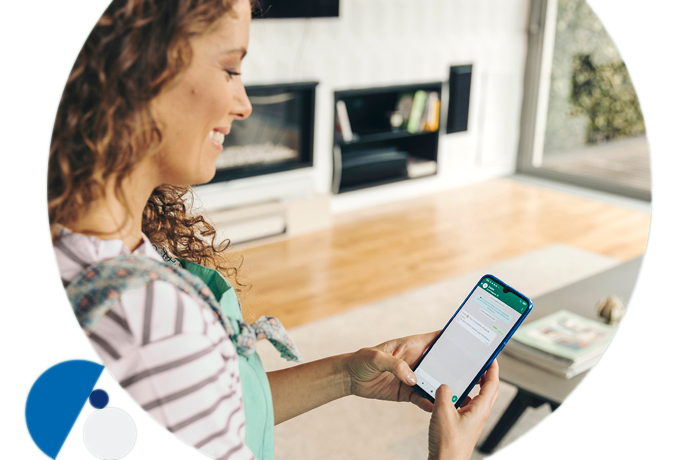 Chica mandando un mensaje por WhatsApp