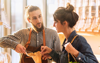 persona comprando en tienda a granel