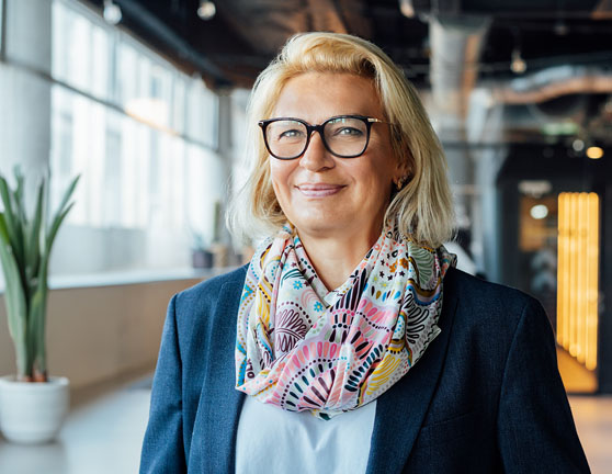 Mujer trabajadora sonriendo en un oficina