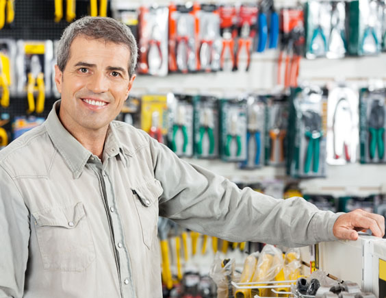 Trabajador de una ferretería sonriendo