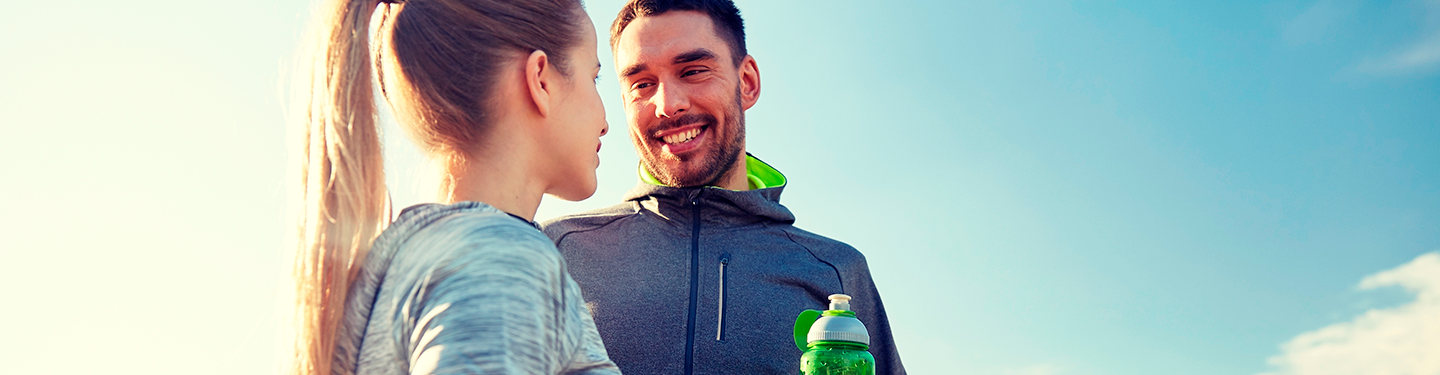 Pareja de corredores mirándose