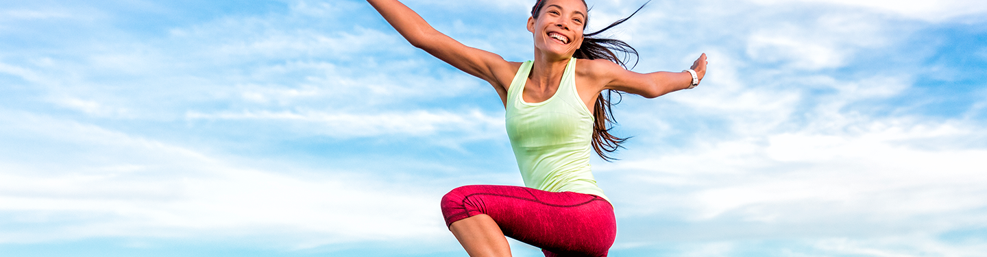 Mujer saltando con ropa de deporte