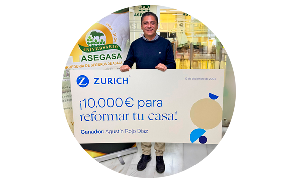 ganador sujetando un gran cheque con su premio de 10.000 euros