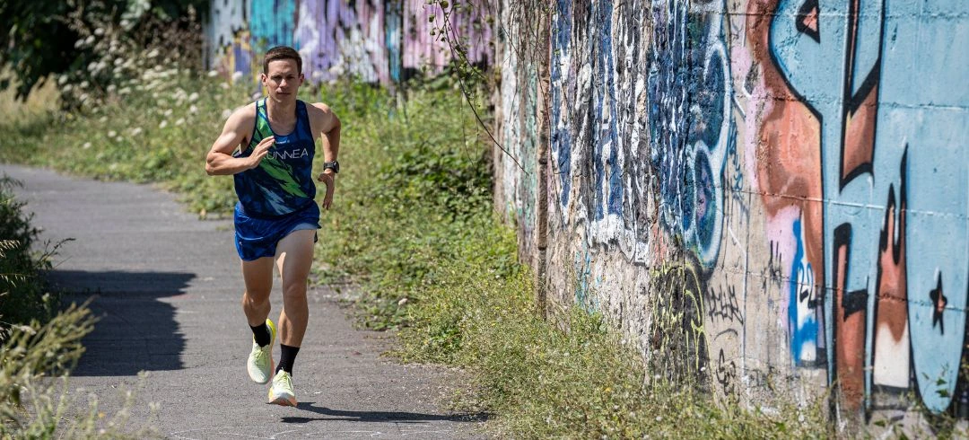 Hombre practicando running