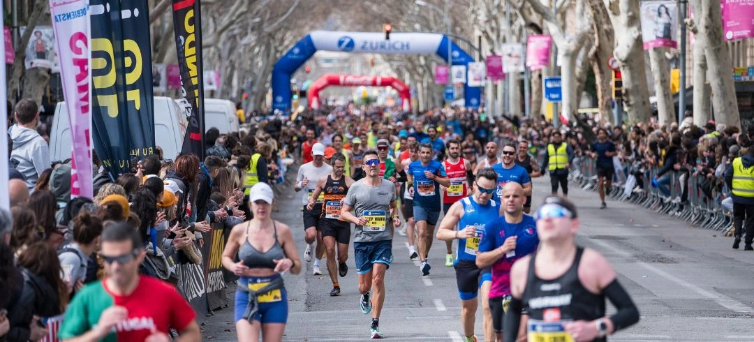 Corredores corriendo en la Zurich Marató Barcelona