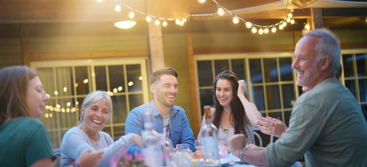 familia cenando en la terraza de casa