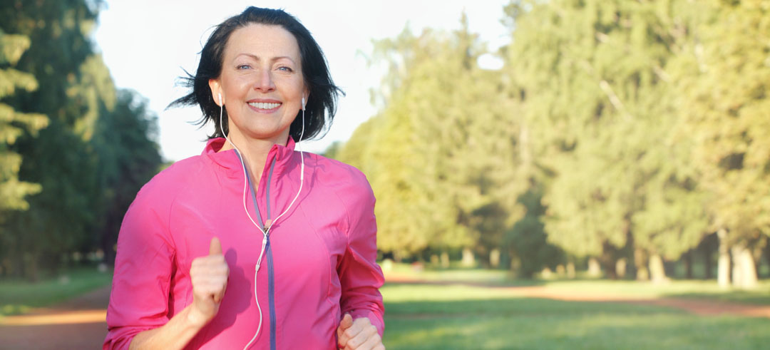 Mujer corriendo por un parque